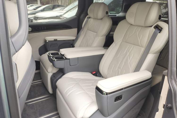 Used Zeekr 009 2024 Six-Seat Executive Version 4WD 108 kWh Left Rear Seat