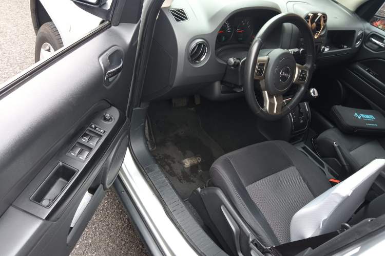 Used Jeep Compass 2011 2.4L four-wheel-drive sport version Driver Seat