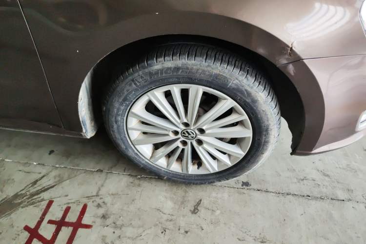 Used Volkswagen Gran Lavida 2013 1.6L Manual Comfort Model Right Front Wheel Hub