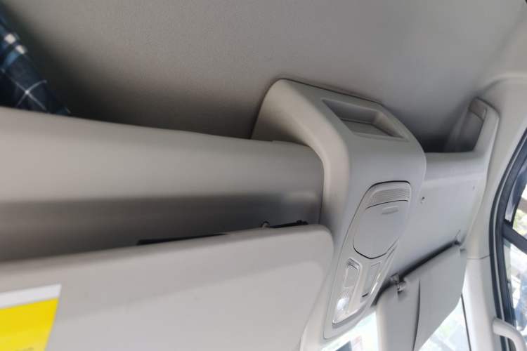 Used SAIC MAXUS Xintu V90 2024 Zhiyun 2.0T Manual Rear-Drive Extended-Wheelbase Ultra-High-Roof Model with Dual Rear Tires and 3 Seats
