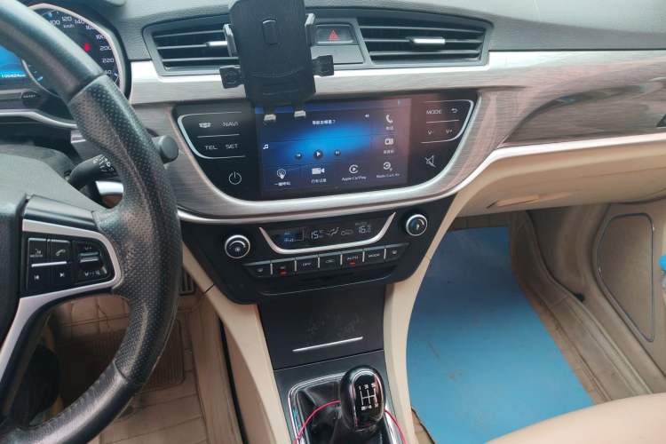 Used Geely Auto Emgrand 2017 Sedan Million Edition 1.5L Manual Luxury Model Audio And AC Panel