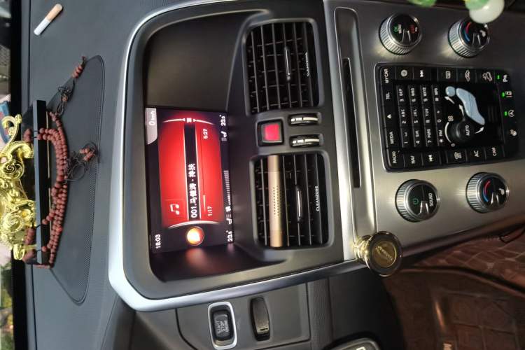 Used Volvo XC60 2017 T5 AWD Smart Upgrade Edition Audio And AC Panel