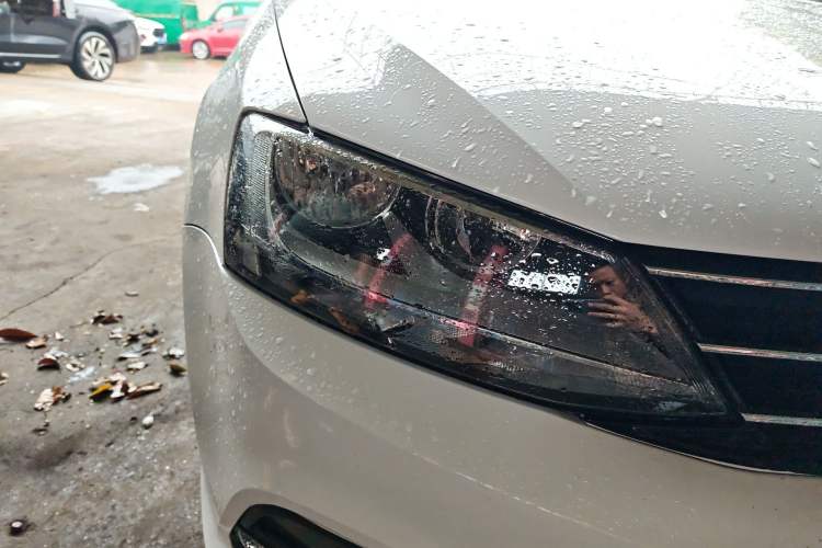 Used Volkswagen Sagitar 2015 1.6L Manual Comfort Model Right Front Headlight