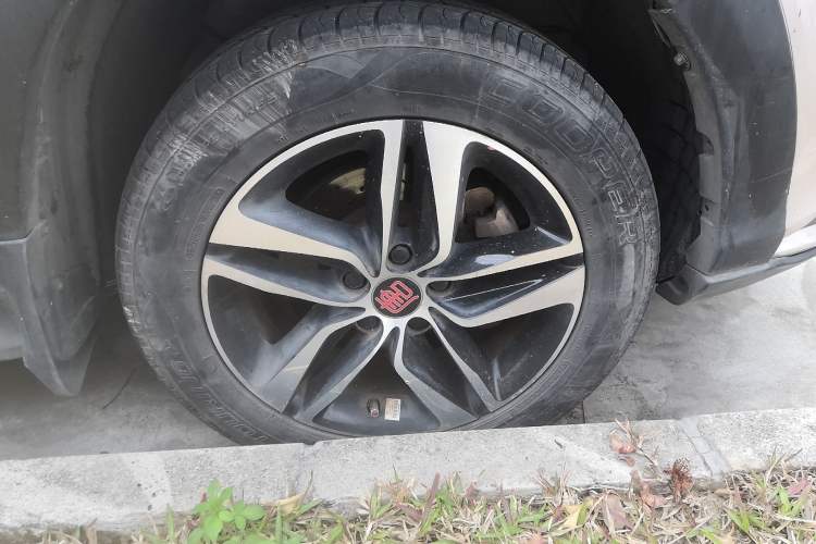Used BYD Tang New Energy 2015 2.0T Four-Wheel-Drive Flagship Model Right Front Wheel Hub