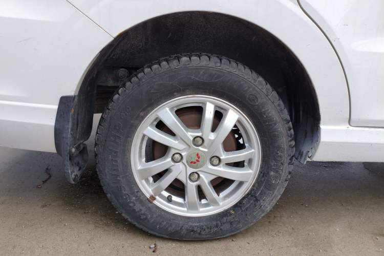 Used Wuling Hongguang 2018 1.5L S Standard Version L2B Right Rear Wheel Hub