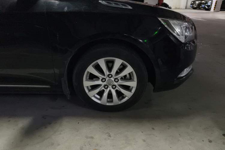 Used Buick LaCrosse 2013 2.4L SIDI Elite Comfort Version Right Front Wheel Hub