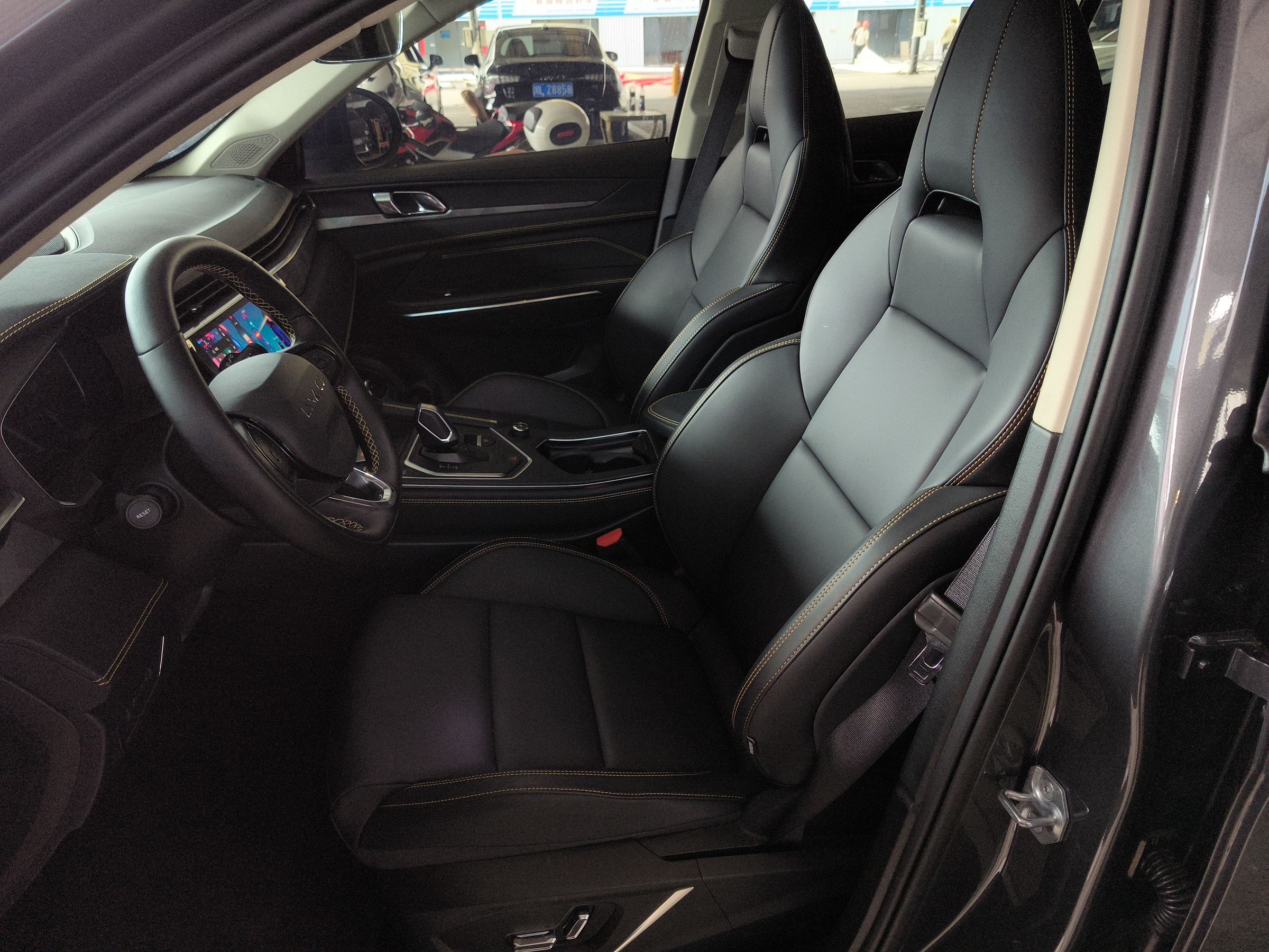 المقاعد الأمامية داخل السيارة