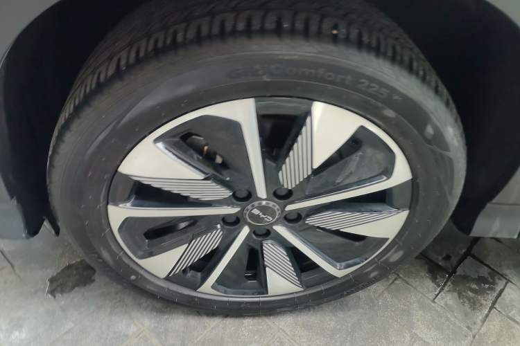 Used BYD Song PLUS New Energy 2025 EV Intelligent Driving Version 520km Premium Model Left Front Wheel Hub