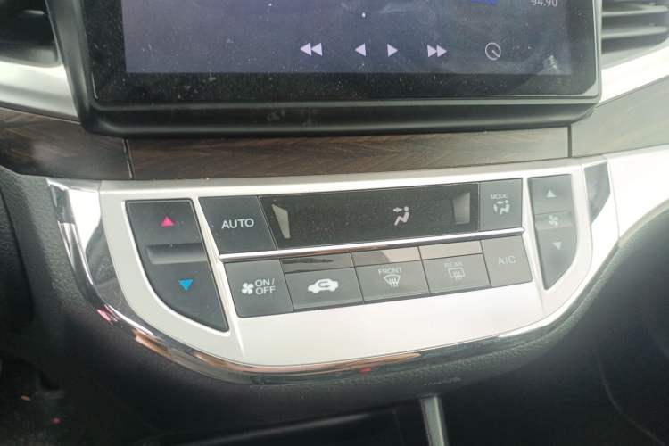 Used Honda Jade 2017 1.8L automatic Comfort version 5 seats Audio And AC Panel