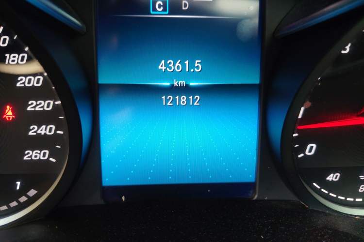 Used Mercedes-Benz GLC 2020 GLC 260 L 4MATIC Dynamic Model Odometer Close Up