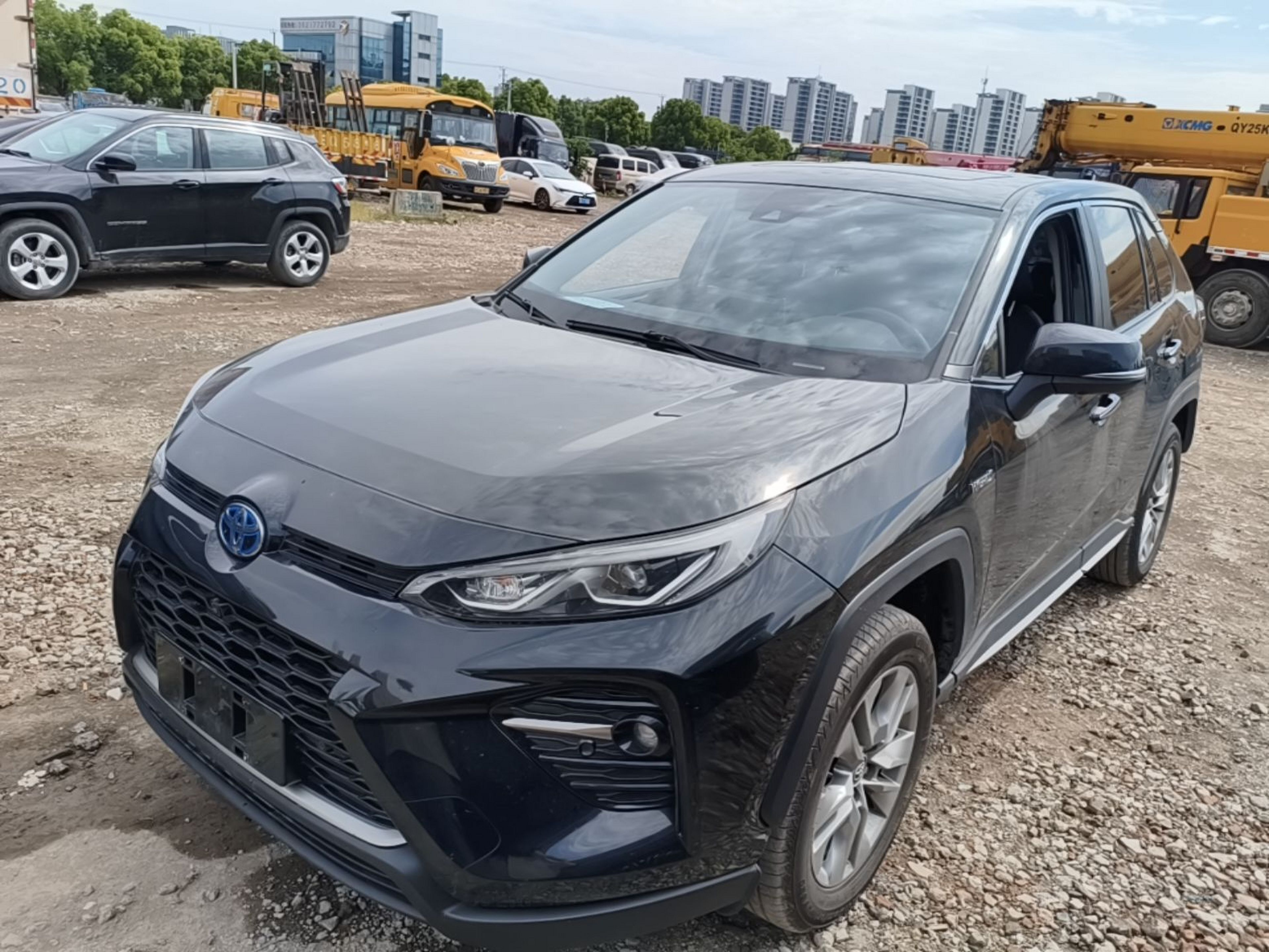 Под передней частью автомобиля