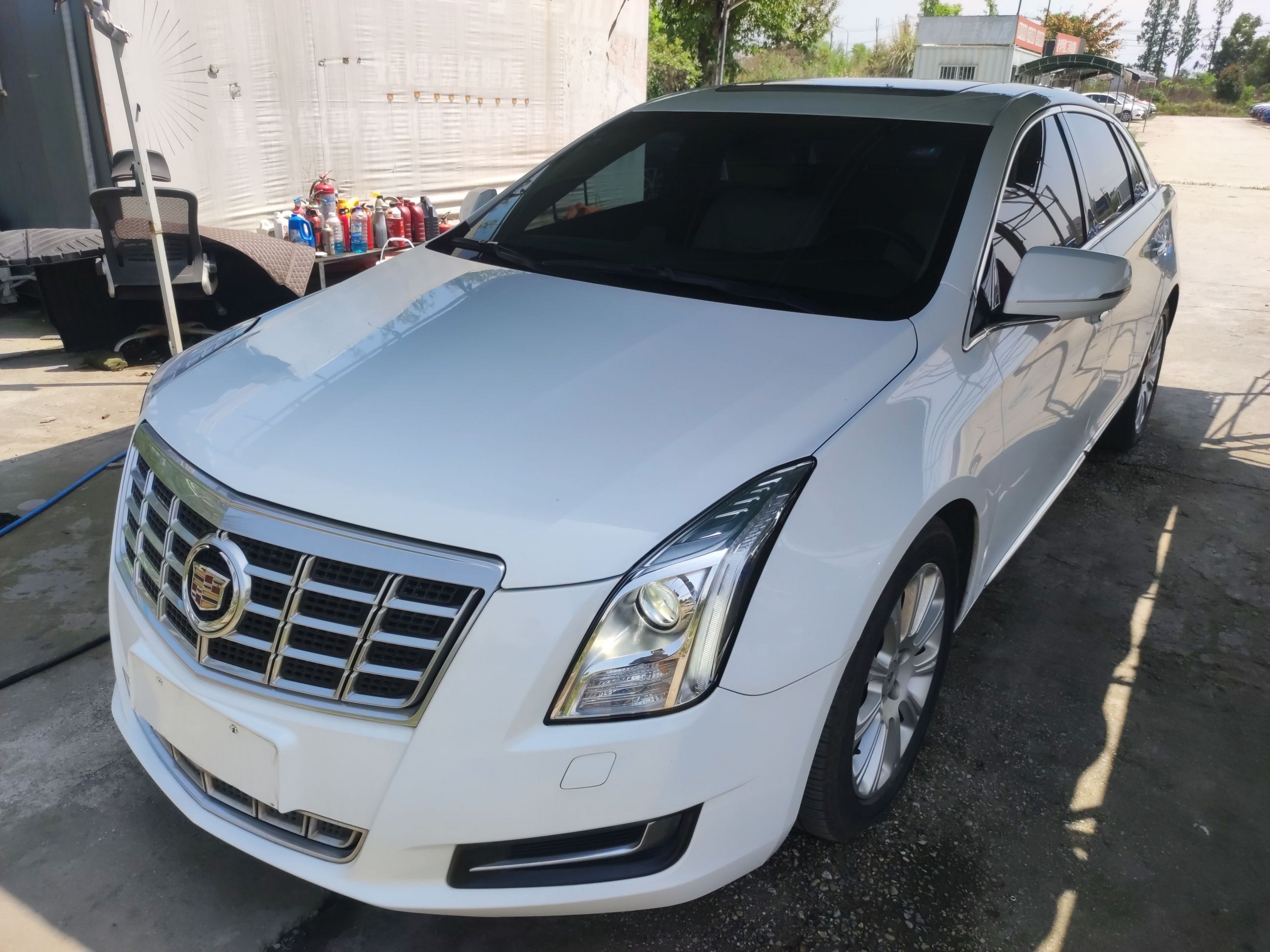 تحت مقدمة السيارة