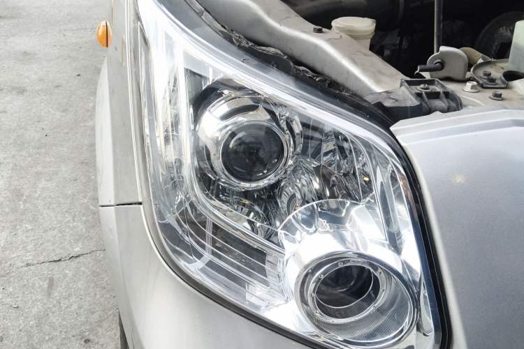 Used Foton Toano 2023 Joy Elephant Multi-Function 2.0T Manual Long-Wheelbase Mid-Roof Model with Single Rear Tire Available in 5/6/7/9-Seater Configurations Right Front Headlight