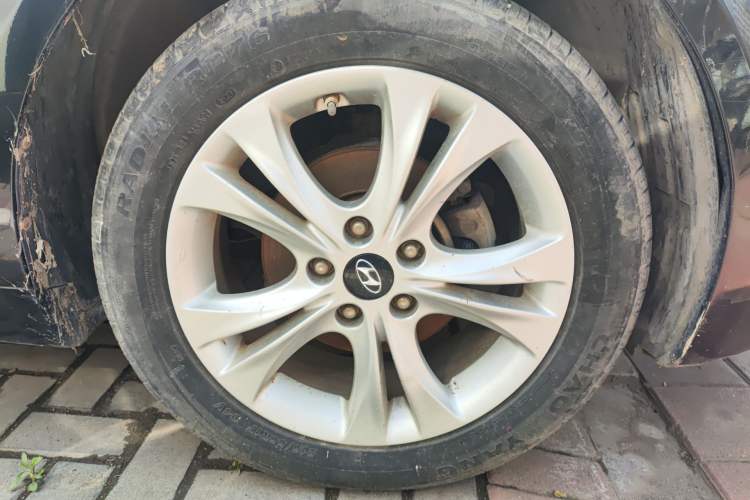 Used Hyundai Sonata 2013 2.0L Automatic Prestige Edition Right Front Wheel Hub