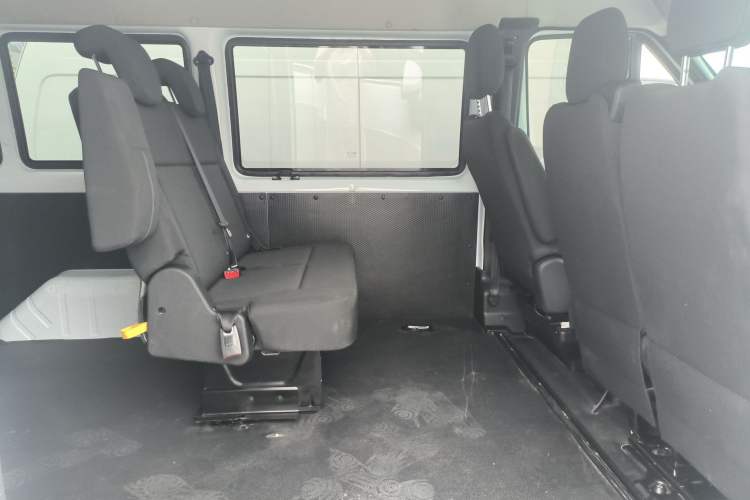 Used JMC Fushun 2023 2.0T Manual Short-Wheelbase Mid-Height Commercial Multi-Purpose 5-Seater Passenger Vehicle