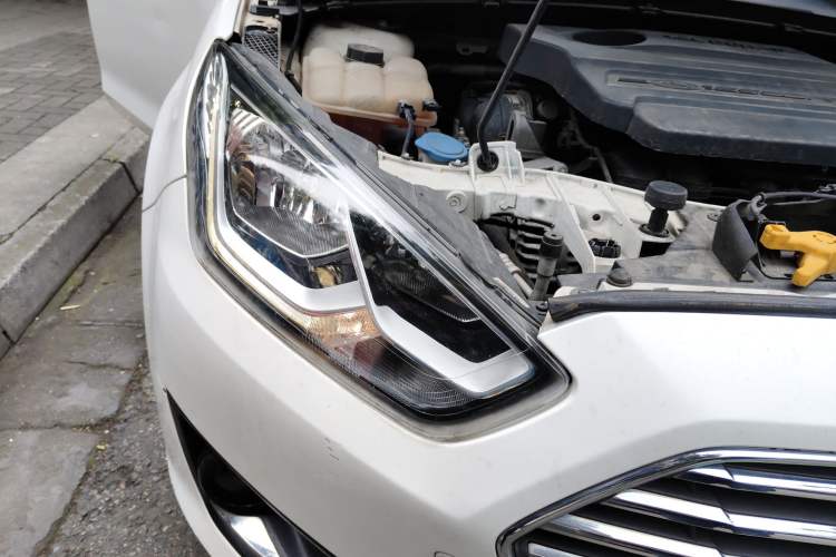 Used Ford Escort 2015 1.5L Automatic Fashion Model Right Front Headlight