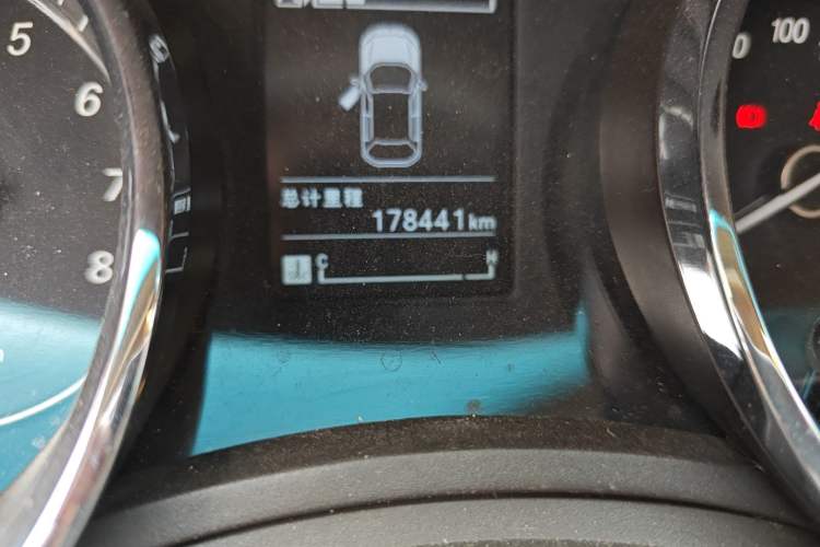 Used Baojun 730 2016 1.5T Manual Luxury Edition 7 Seats Odometer Close Up