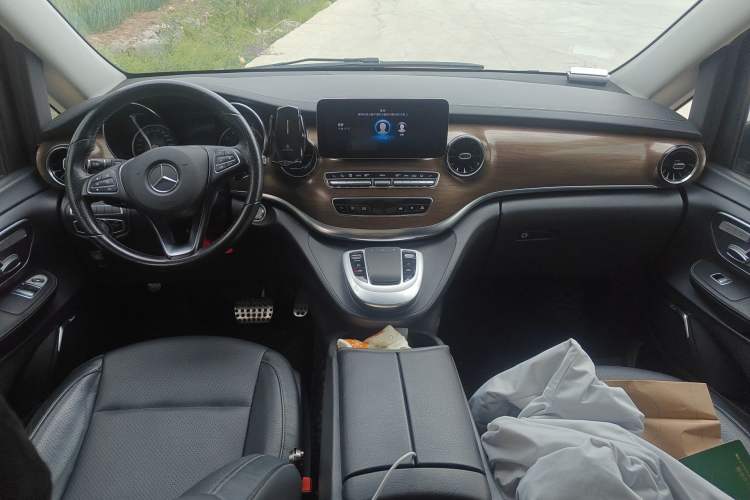 Used Mercedes-Benz V-Class 2020 V 260 L Long-wheelbase Luxury Edition Center Console