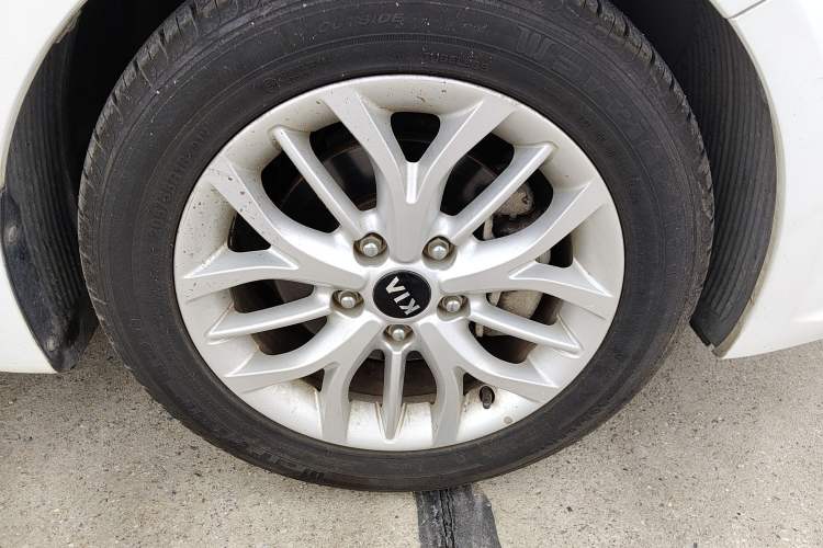 Used Kia K3S 2014 1.6L Automatic GLS Right Front Wheel Hub