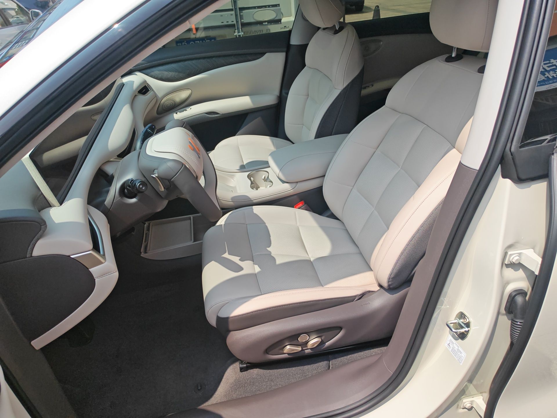 Переднее сиденье в автомобиле