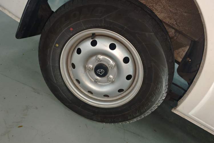 Used CHANGAN KAICHENG Ruixing EM60 2025 Passenger Version Comfort Edition 6 Seats 300 km Range Side-Hinged Doors Right Rear Wheel Hub