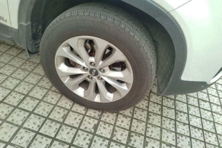 Used Kia Sorento  Right Front Wheel Hub