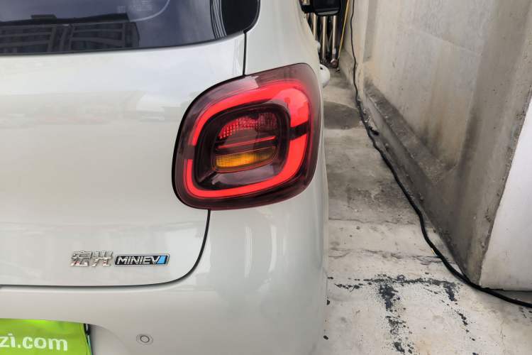 Used Wuling Hongguang MINIEV 2025 Four-Door Version Advanced Edition Right Rear Taillight