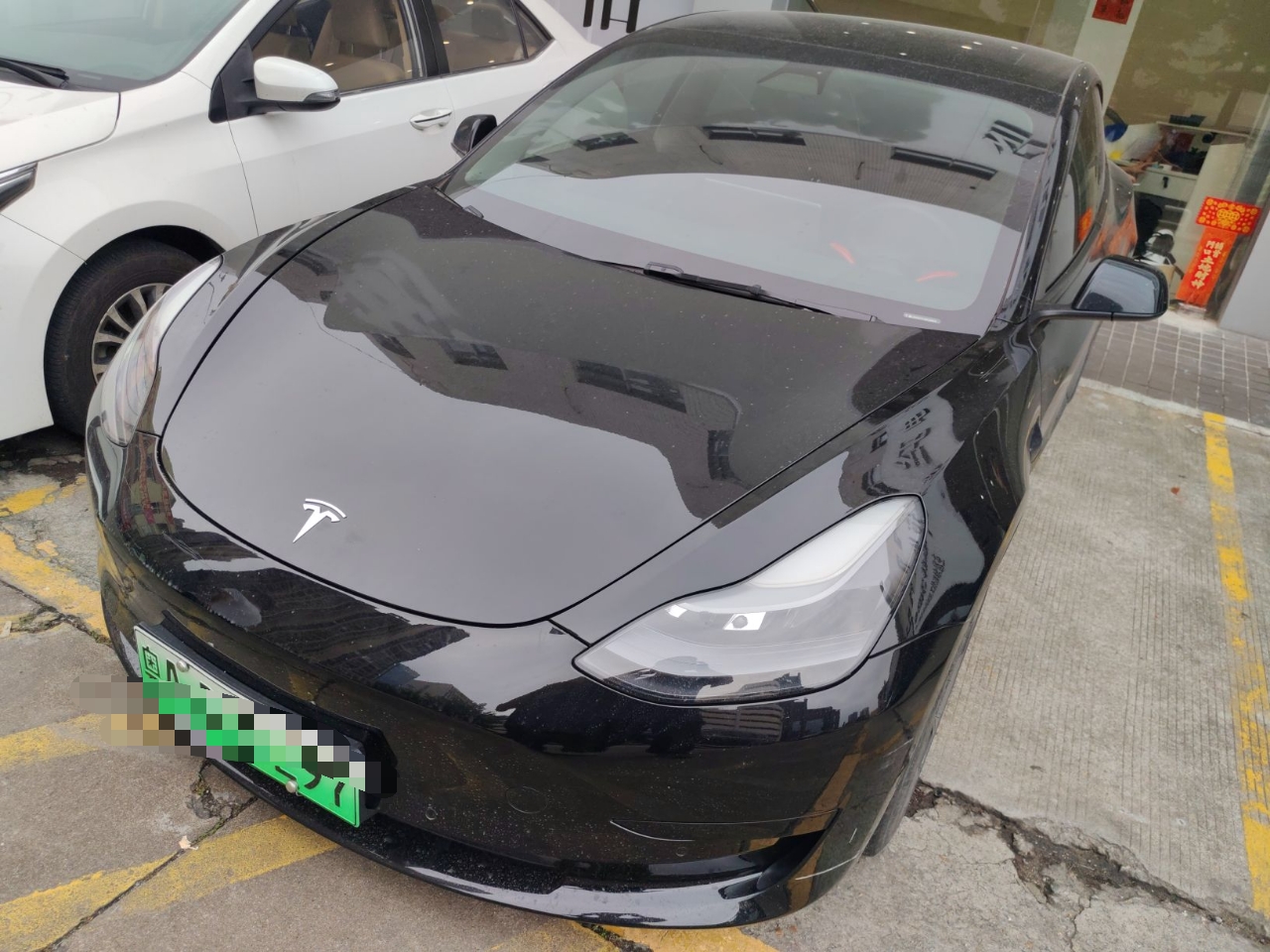 Под передней частью автомобиля