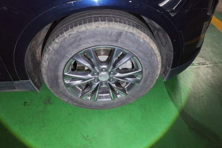 Used Cadillac XT5 2020 Revised Version 28T Luxury Edition Right Front Wheel Hub