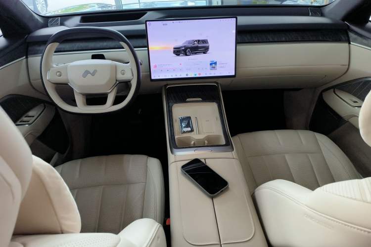 Used ONVO Luxeed L90 2025 Model—Max Six-Seater Version Center Console