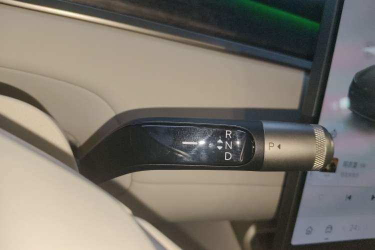 Used ONVO Luxeed L90 2025 Model—Ultra Six-Seater Version Gear Lever