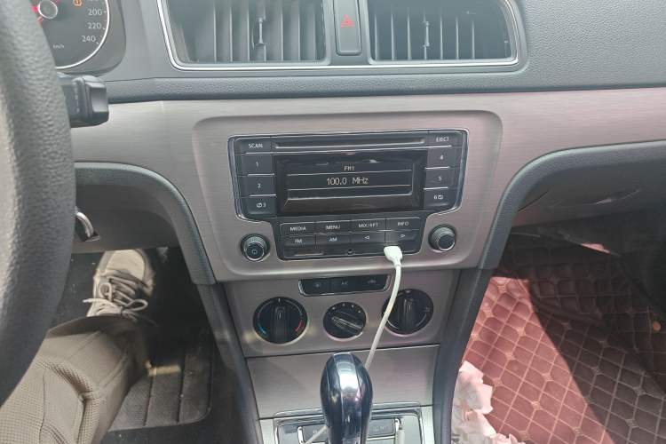 Used Volkswagen Lavida 2013 Restyled Classic 1.6L Automatic Comfort Edition Audio And AC Panel