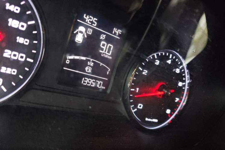 Used Roewe RX5 2016 20T Two-Wheel Drive Manual Transmission Internet Smart Edition