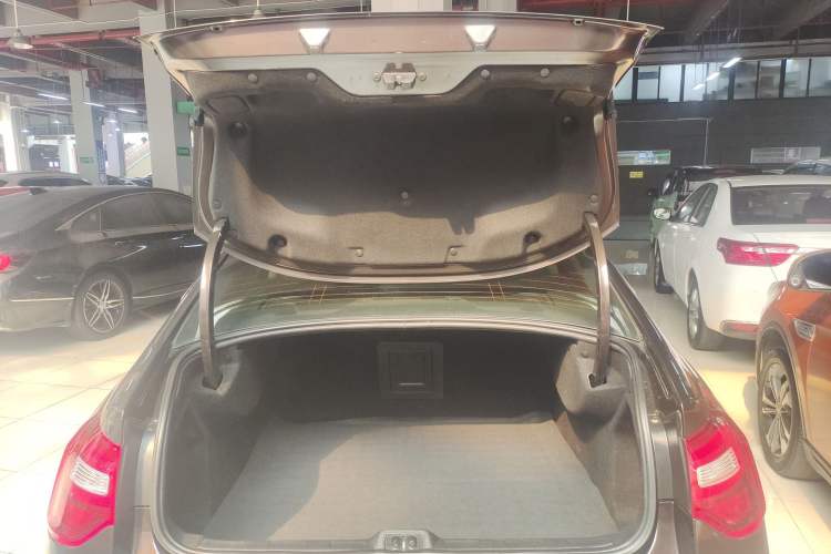 Used Citroen C5 2014 1.6T Automatic Prestige Model Trunk