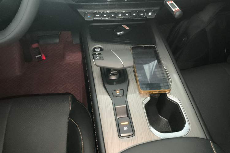 Used CHANGAN X7 PLUS 2024 1.5T Automatic Prestige 7-Seater Gear Lever