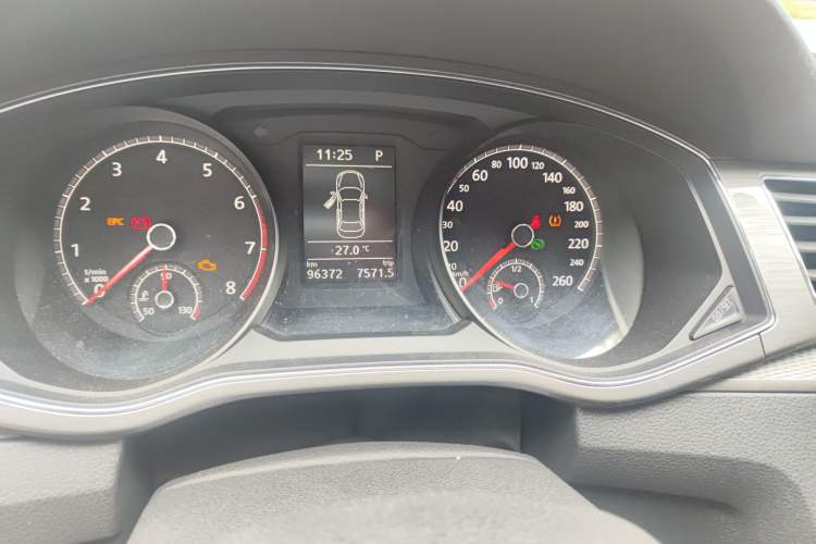 Used Volkswagen Passat 2016 330TSI DSG Luxury Edition Odometer Close Up