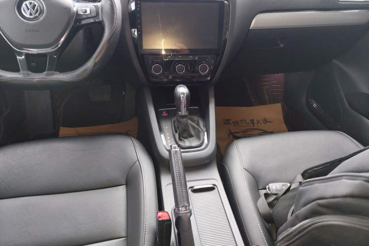 Used Volkswagen Sagitar 2018 280TSI DSG Ignite Edition Gear Lever