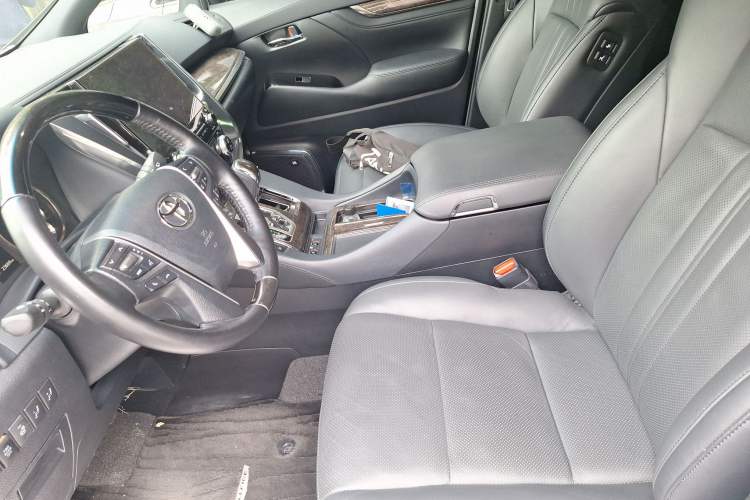 Used Toyota Vellfire 2021 Crown Dual-Engine 2.5L HV Prestige Edition Left Front Seat