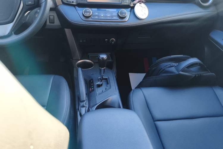 Used Toyota RAV4 2015 2.0L CVT Two-Wheel Drive Fashion Edition