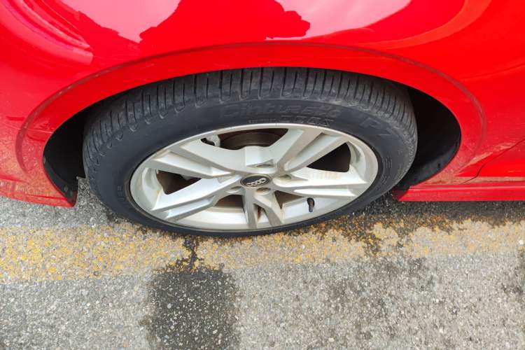 Used Audi A3 2019 Limousine 35 TFSI Fashion Edition China VI Emission Standard Left Front Wheel Hub