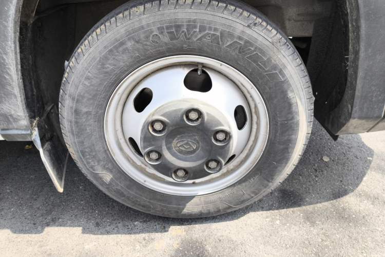 Used SAIC MAXUS Xintu V90 2022 2.0T Manual VAN Rear-Drive Extended Wheelbase High Roof with Dual Rear Tires 3-Seater
