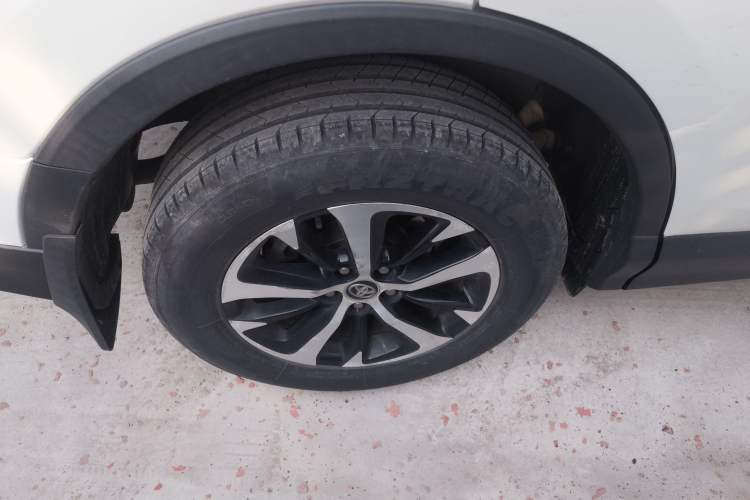 Used Toyota RAV4 2016 2.0L CVT Two-Wheel Drive Fashion Edition China V Standard Exterior 5