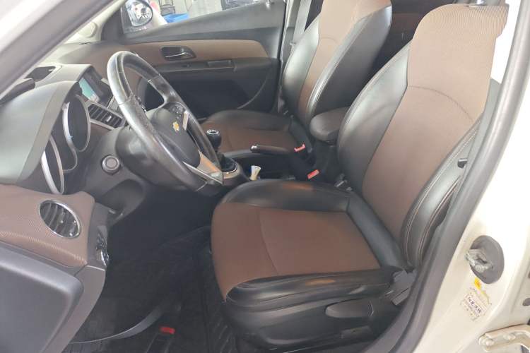 Used Chevrolet Cruze 2013 Hatchback 1.6L Manual Luxury Model
