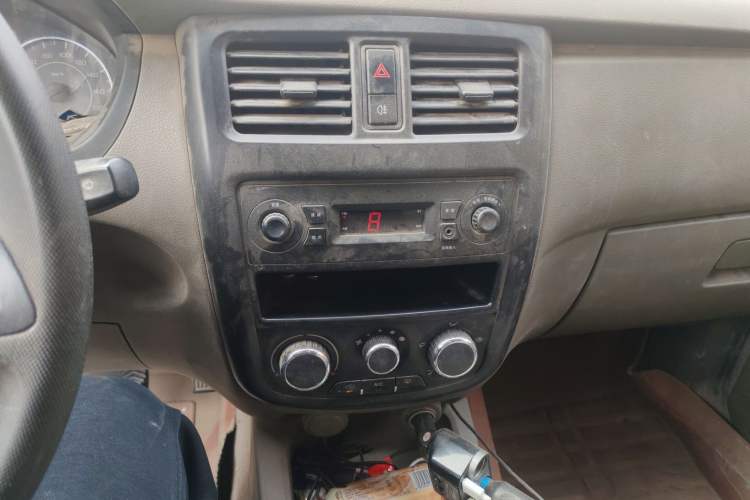 Used Wuling Rongguang V 2019 1.5L Window-Sealed Utility Model China VI LAR Audio And AC Panel