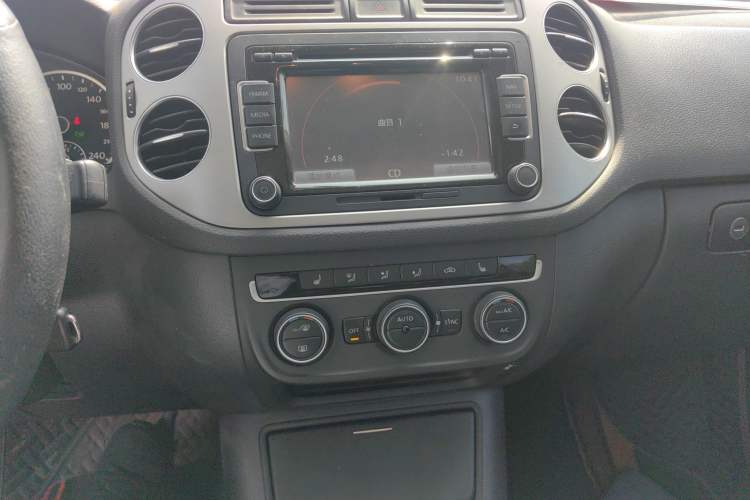 Used Volkswagen Tiguan 2013 1.8 TSI Automatic All-Wheel Drive Luxury Model Audio And AC Panel