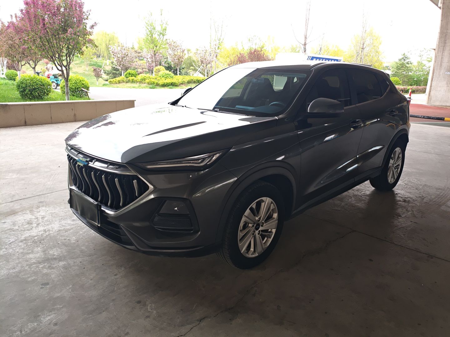 تحت مقدمة السيارة