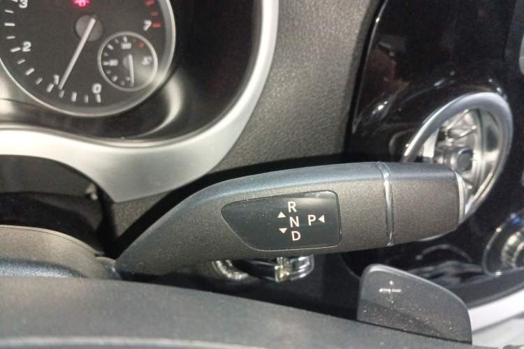 Used Mercedes-Benz Vito 2020 2.0T Business Version 7 Seats Gear Lever