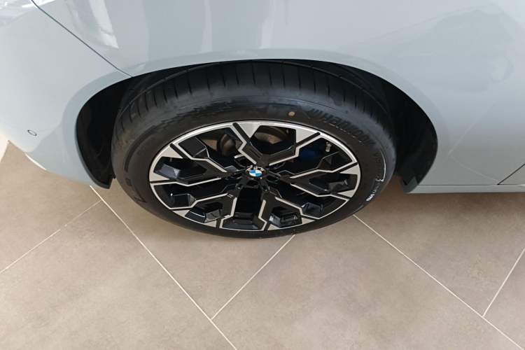 Used BMW X3 2025 xDrive30L Luxury Edition M Sport Package Left Front Wheel Hub