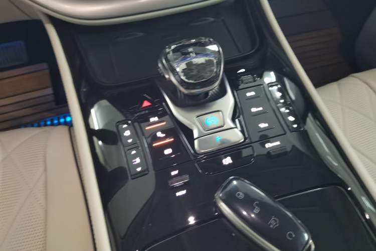 Used Denza D9 2024 DM-i 980 Four-Wheel Drive Prestige Model Gear Lever