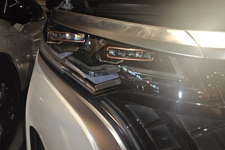 Used Denza D9 2022 DM-i 970 Four-Wheel Drive Flagship Model
